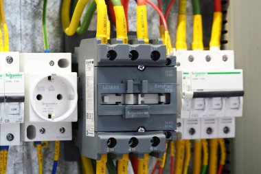 Beyaz Rusya, Minsk, 2021. Sokak ışıkları için endüstriyel elektrik kutusu