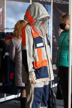 Belarus, Minsk, 2021. Sergi standında koruyucu elektrikli eşyalar.