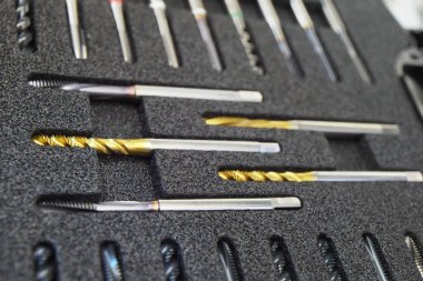 Beyaz Rusya, Minsk, 2021. Bir kutuda Japon muslukları var. metal iplik aracı