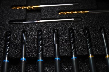 Beyaz Rusya, Minsk, 2021. Bir kutuda Japon muslukları var. metal iplik aracı