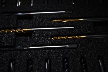 Beyaz Rusya, Minsk, 2021. Bir kutuda Japon muslukları var. metal iplik aracı