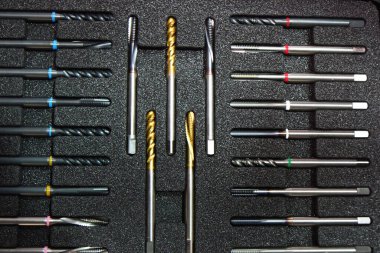 Beyaz Rusya, Minsk, 2021. Bir kutuda Japon muslukları var. metal iplik aracı