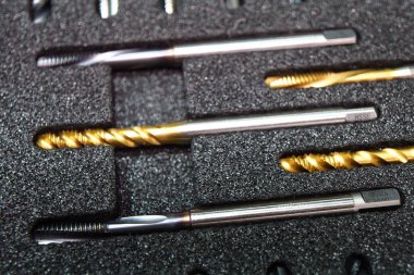 Beyaz Rusya, Minsk, 2021. Bir kutuda Japon muslukları var. metal iplik aracı