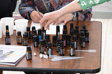 temel doğal yağ doterra şişesi. Beyaz Rusya, Minsk, 2021