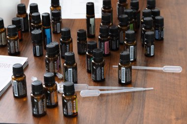 temel doğal yağ doterra şişesi. Beyaz Rusya, Minsk, 2021