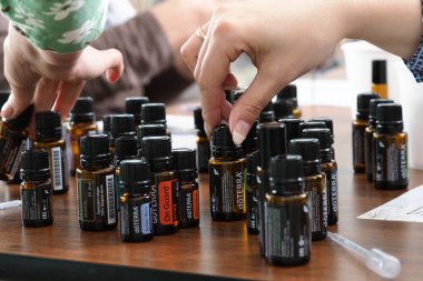 temel doğal yağ doterra şişesi. Beyaz Rusya, Minsk, 2021