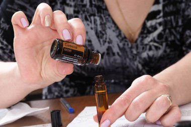 temel doğal yağ doterra şişesi. Beyaz Rusya, Minsk, 2021