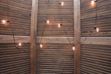 Ampullerle süslenmiş ahşap ekran