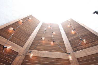 Ampullerle süslenmiş ahşap ekran