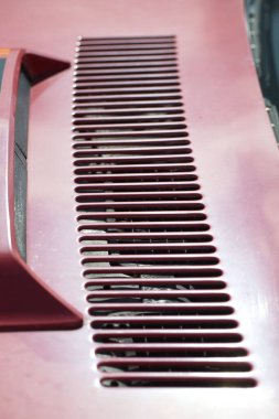 Eski bir arabanın gövdesinde hava girişi ızgarası var.