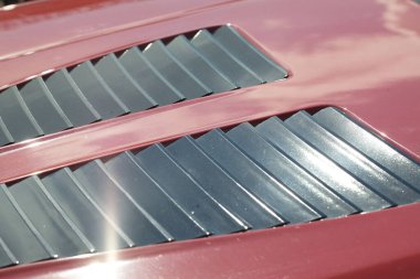 Eski bir arabanın gövdesinde hava girişi ızgarası var.