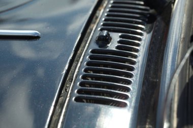 Eski bir arabanın gövdesinde hava girişi ızgarası var.