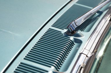 Eski bir arabanın gövdesinde hava girişi ızgarası var.