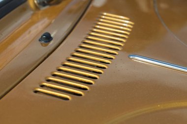 Eski bir arabanın gövdesinde hava girişi ızgarası var.