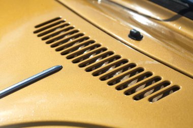 Eski bir arabanın gövdesinde hava girişi ızgarası var.