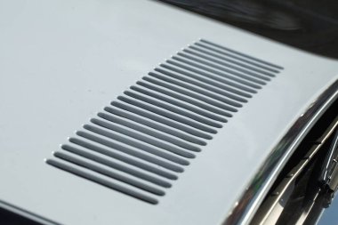Eski bir arabanın gövdesinde hava girişi ızgarası var.
