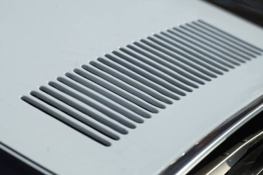 Eski bir arabanın gövdesinde hava girişi ızgarası var.