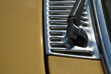 Eski bir arabanın gövdesinde hava girişi ızgarası var.