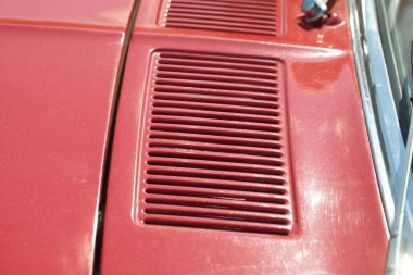 Eski bir arabanın gövdesinde hava girişi ızgarası var.