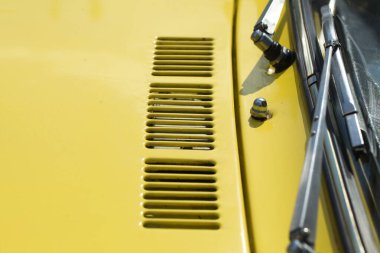 Eski bir arabanın gövdesinde hava girişi ızgarası var.