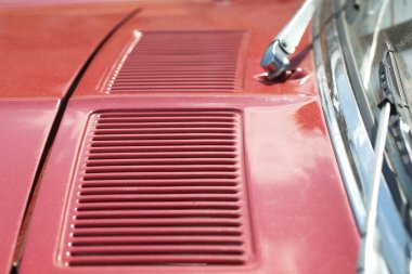 Eski bir arabanın gövdesinde hava girişi ızgarası var.