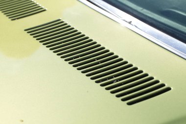 Eski bir arabanın gövdesinde hava girişi ızgarası var.