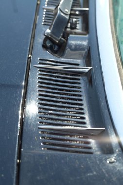 Eski bir arabanın gövdesinde hava girişi ızgarası var.