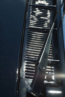 Eski bir arabanın gövdesinde hava girişi ızgarası var.