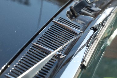 Eski bir arabanın gövdesinde hava girişi ızgarası var.
