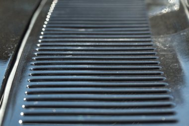 Eski bir arabanın gövdesinde hava girişi ızgarası var.