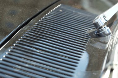 Eski bir arabanın gövdesinde hava girişi ızgarası var.