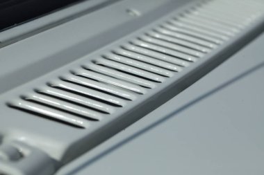 Eski bir arabanın gövdesinde hava girişi ızgarası var.