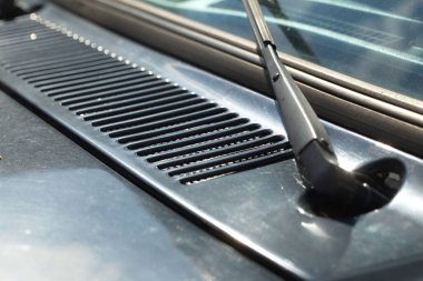 Eski bir arabanın gövdesinde hava girişi ızgarası var.