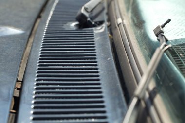 Eski bir arabanın gövdesinde hava girişi ızgarası var.