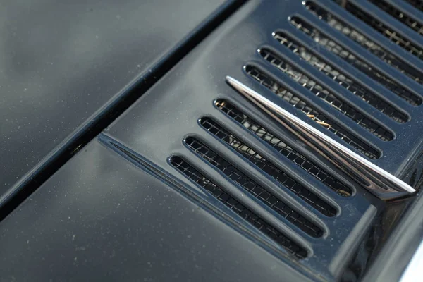 Eski bir arabanın gövdesinde hava girişi ızgarası var.