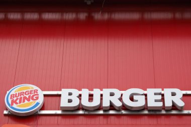 Beyaz Rusya, Minsk, 2021. Burger King alışveriş merkezinin duvarında reklam mektupları