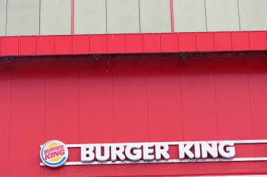 Beyaz Rusya, Minsk, 2021. Burger King alışveriş merkezinin duvarında reklam mektupları