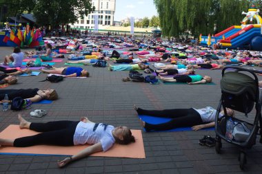 Belarus, Minsk, 2016. Uluslararası yoga günü festivali sırasında parkta egzersiz yapan insanlar
