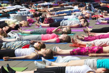 Belarus, Minsk, 2016. Uluslararası yoga günü festivali sırasında parkta egzersiz yapan insanlar