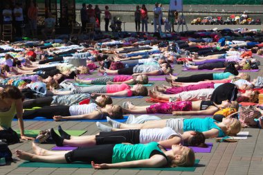 Belarus, Minsk, 2016. Uluslararası yoga günü festivali sırasında parkta egzersiz yapan insanlar