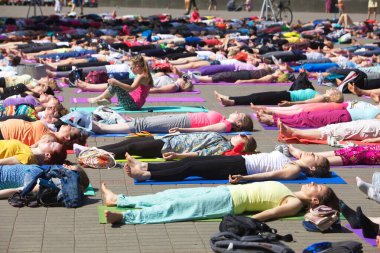 Belarus, Minsk, 2016. Uluslararası yoga günü festivali sırasında parkta egzersiz yapan insanlar