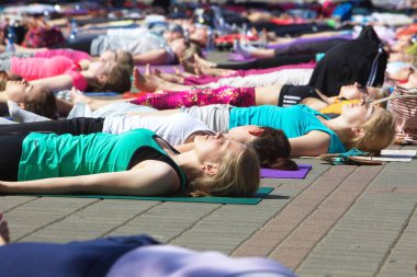 Belarus, Minsk, 2016. Uluslararası yoga günü festivali sırasında parkta egzersiz yapan insanlar