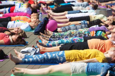 Belarus, Minsk, 2016. Uluslararası yoga günü festivali sırasında parkta egzersiz yapan insanlar