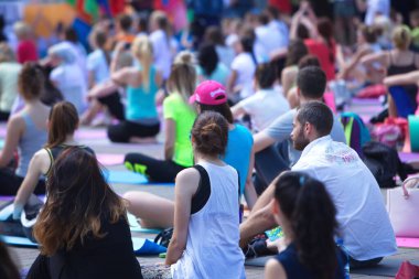 Belarus, Minsk, 2016. Uluslararası yoga günü festivali sırasında parkta egzersiz yapan insanlar