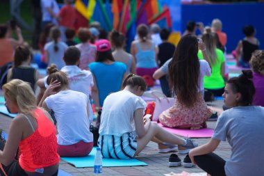Belarus, Minsk, 2016. Uluslararası yoga günü festivali sırasında parkta egzersiz yapan insanlar