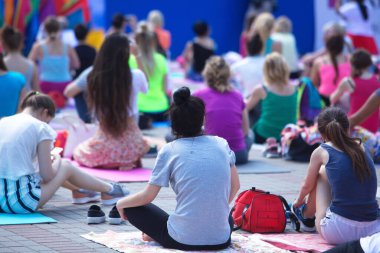 Belarus, Minsk, 2016. Uluslararası yoga günü festivali sırasında parkta egzersiz yapan insanlar