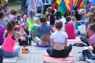 Belarus, Minsk, 2016. Uluslararası yoga günü festivali sırasında parkta egzersiz yapan insanlar