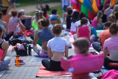 Belarus, Minsk, 2016. Uluslararası yoga günü festivali sırasında parkta egzersiz yapan insanlar