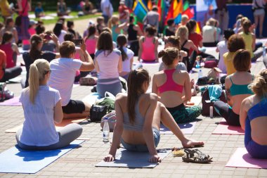 Belarus, Minsk, 2016. Uluslararası yoga günü festivali sırasında parkta egzersiz yapan insanlar