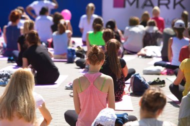 Belarus, Minsk, 2016. Uluslararası yoga günü festivali sırasında parkta egzersiz yapan insanlar